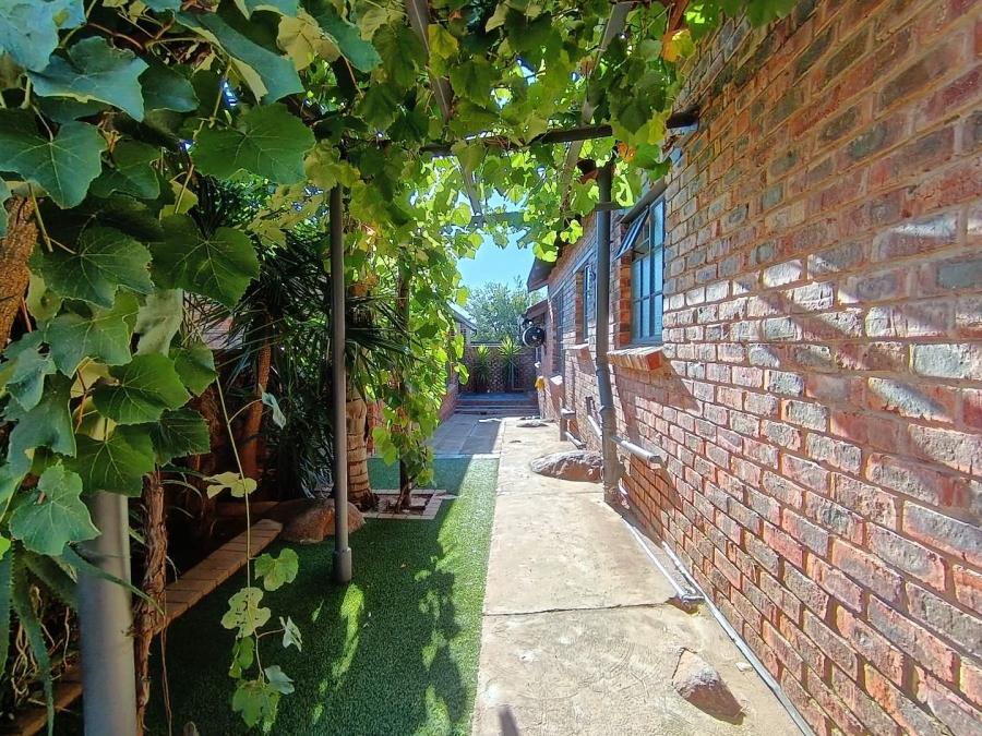 5 Bedroom Property for Sale in Langenhovenpark Free State